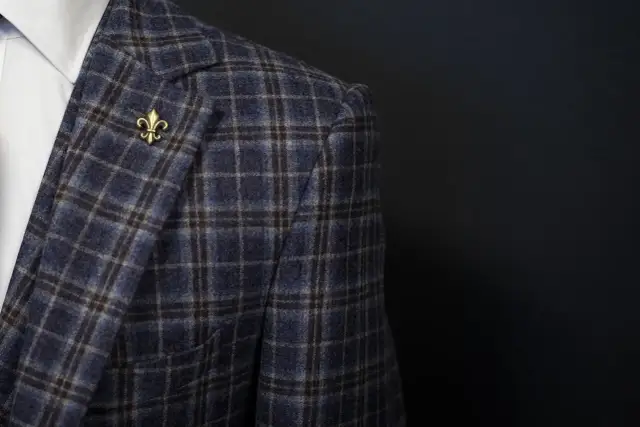 Stylizacje z granatową marynarką: 10 inspiracji na każdą okazję