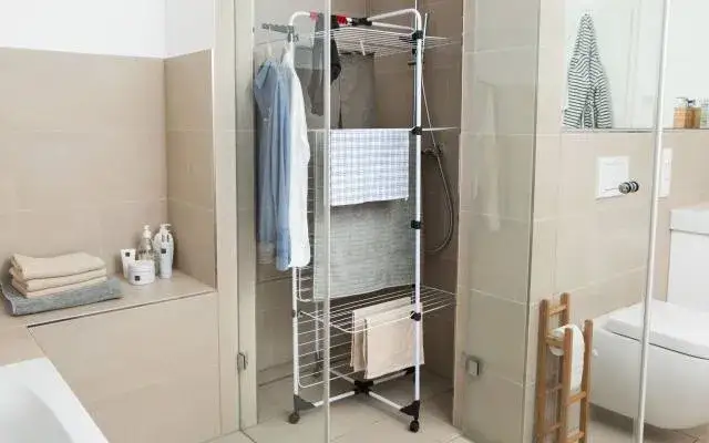 Gdzie suszyć pranie w bloku? Sprawdzone sposoby na szybkie suszenie