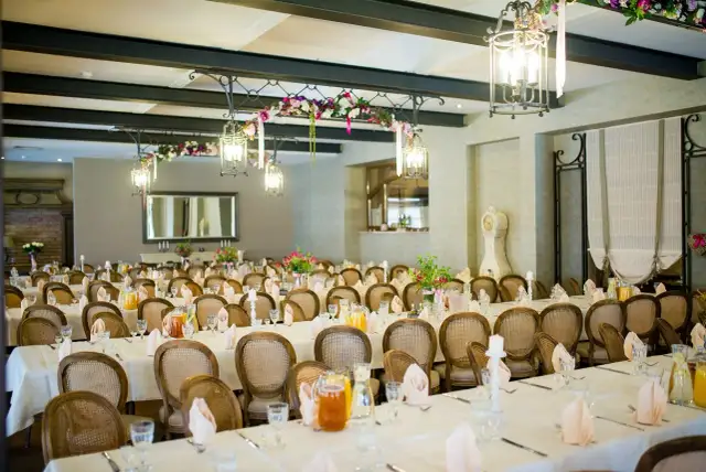 Jak usadzić gości weselnych przy prostokątnych stołach, aby uniknąć konfliktów