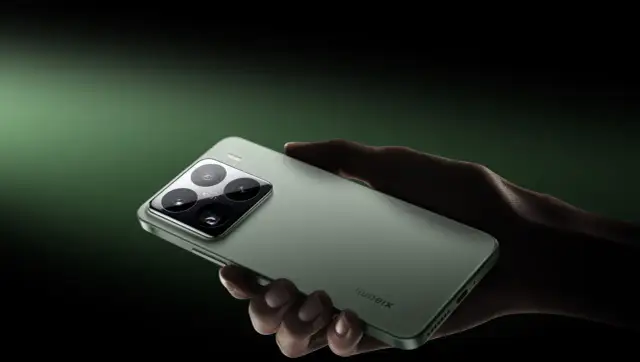 Dłoń trzyma zielony smartfon Xiaomi, najnowszy model, z charakterystycznym modułem aparatów Leica.