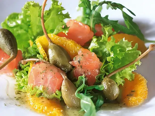 Jaki sos do sałatki z łososiem? Odkryj najlepsze propozycje!
