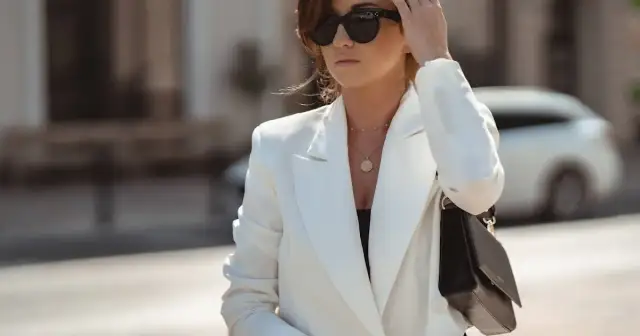 Jaką bluzkę pod żakiet wybrać, by wyglądać elegancko i stylowo?