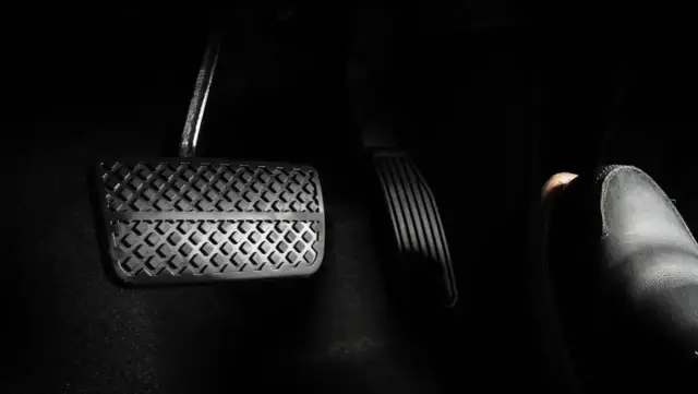 Jak puszczać sprzęgło, aby uniknąć zgaśnięcia silnika i szarpania