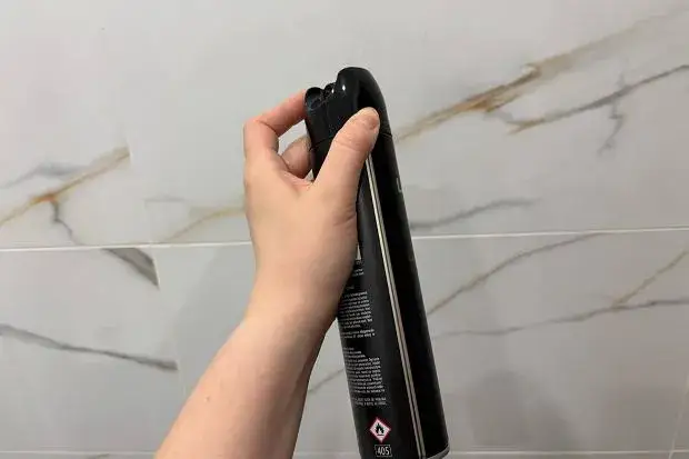 Gdzie wyrzucić opakowanie po lakierze do włosów, aby nie szkodzić środowisku?