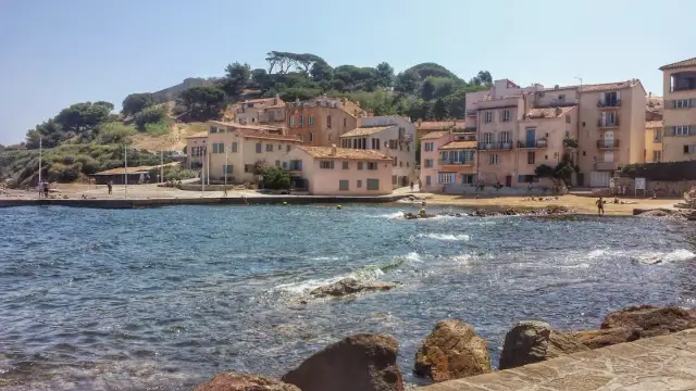 Saint-Tropez: Atrakcje, plaże, życie nocne. Przewodnik po Lazurowym Wybrzeżu