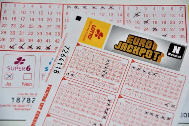 Kupony Eurojackpot i Super 6 z zaznaczonymi liczbami.