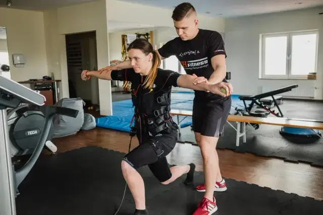 Trening EMS co to: Jak elektryczna stymulacja mięśni zmienia fitness