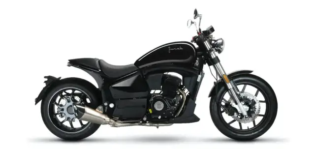 Czarny motocykl Junak M15, gotowy do odblokowania pełnej mocy i wolności na drodze. Stylowy cruiser z chromowanymi elementami.