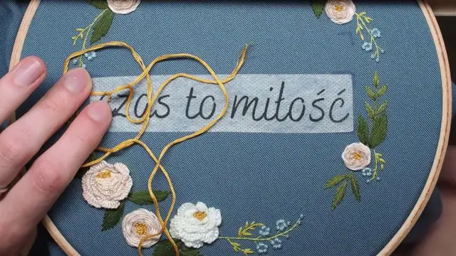 Jak wyszyć napis na bluzie - proste techniki haftu dla każdego