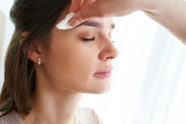 Za ciemna henna pudrowa? Rozjaśnij brwi skutecznie i bezpiecznie!