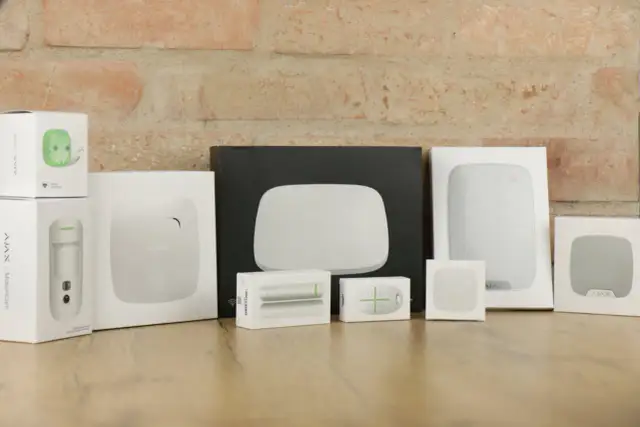 Zestaw produktów Ajax Polska: czujnik ruchu, hub, klawiatura, syrena i inne akcesoria do inteligentnego domu.