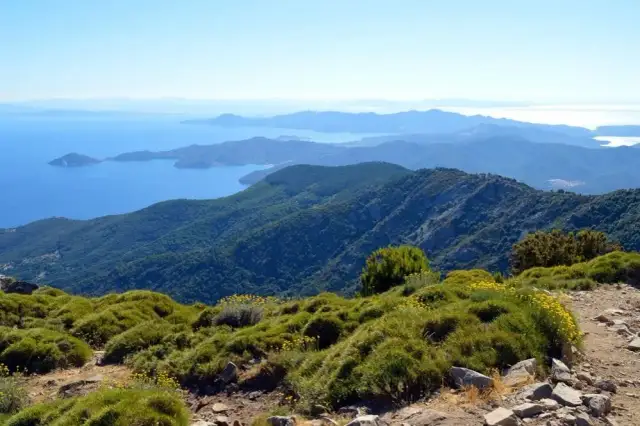 Elba z Polski: Samochód czy samolot? Twój klucz do udanej podróży