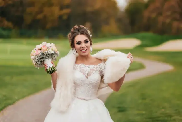 Okrycie ślubne: Stylizacje 2w1 na każdą pogodę i porę roku