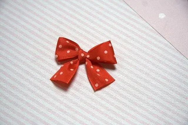 Jak zawiązać kokardę na bluzce - proste kroki, które musisz znać