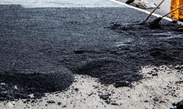 Co to jest asfalt? Poznaj właściwości i zastosowanie tego materiału