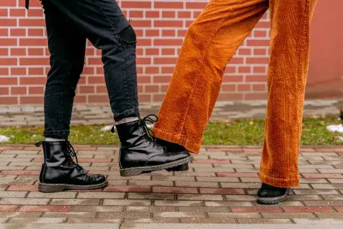 Jakie buty do szerokich spodni męskich – unikaj modowych wpadek