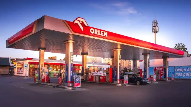 Jak odkurzyć auto na Orlenie? Płatność, obsługa, triki!