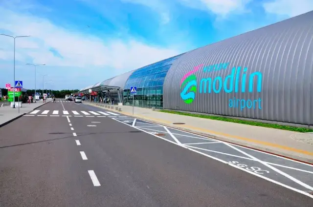 Jak szybko i tanio dostać się na lotnisko w Modlinie – najlepsze opcje transportu