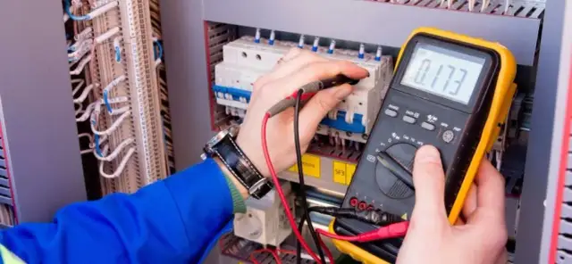 Ile zarabia elektryk po zawodówce? Zaskakujące fakty o pensjach