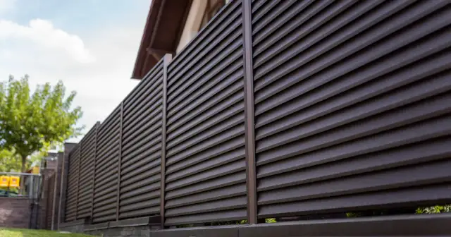 Płot w granicy: Jak budować zgodnie z prawem i bez kłótni?