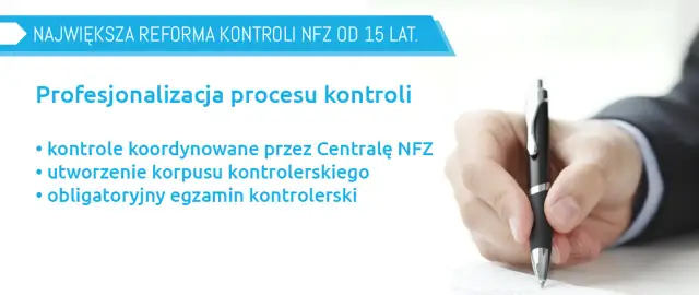 Dłoń w garniturze pisze długopisem na dokumencie. Tekst: "Największa reforma kontroli NFZ od 15 lat. Profesjonalizacja procesu kontroli".