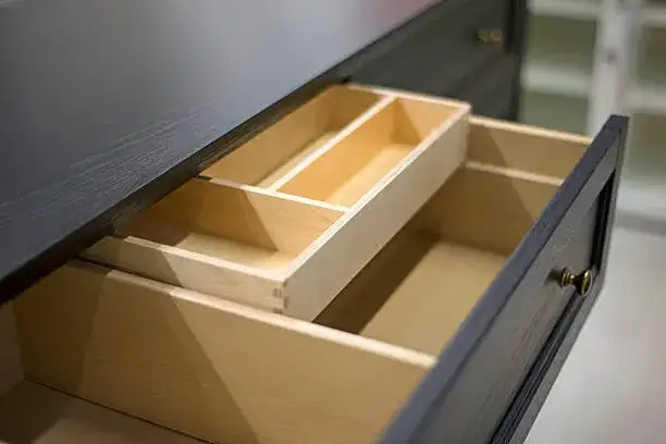 Jak zamontować szuflady w szafce - uniknij najczęstszych błędów