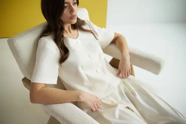 Jaki garnitur damski na wesele, aby wyglądać olśniewająco i czuć się komfortowo