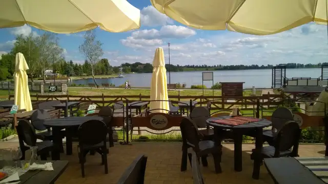 Gdzie zjeść w Rynie? Odkryj najlepsze restauracje i smaki