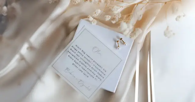 Prezent na Komunię dla dziewczynki: Wybierz idealny i uniknij gaf!