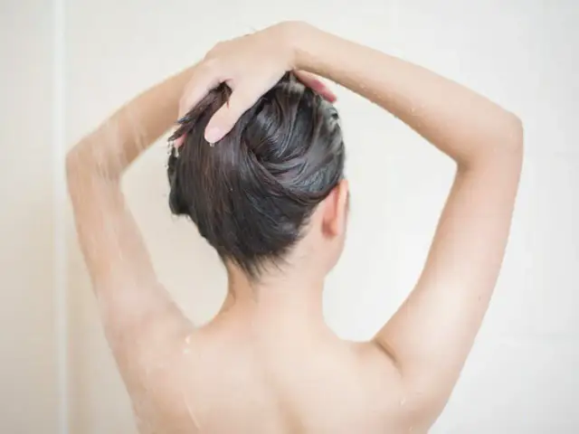 Peeling skóry głowy: Jak aplikować dla max efektów? Uniknij błędów!