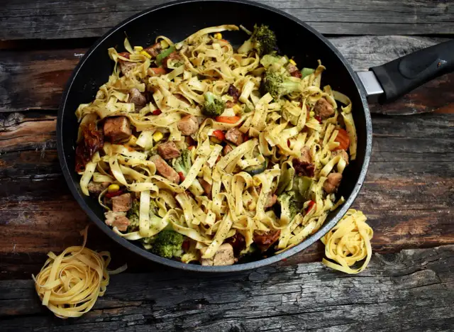 Co zrobić z makaronu i schabu? Pyszne przepisy na smaczne dania