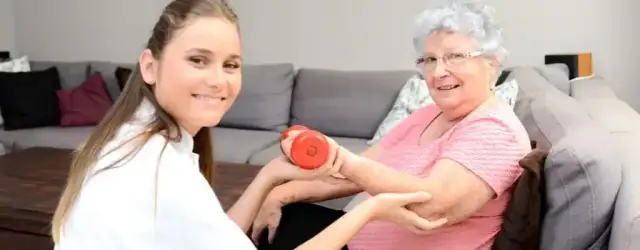 Rehabilitacja domowa NFZ: komu przysługuje i jak ją uzyskać