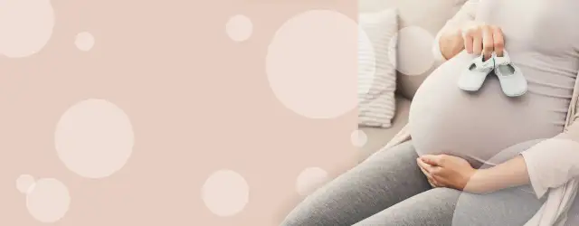 Czekając na maluszka, czuję skurcze co 20 minut. Delikatne buciki czekają na małe stópki.