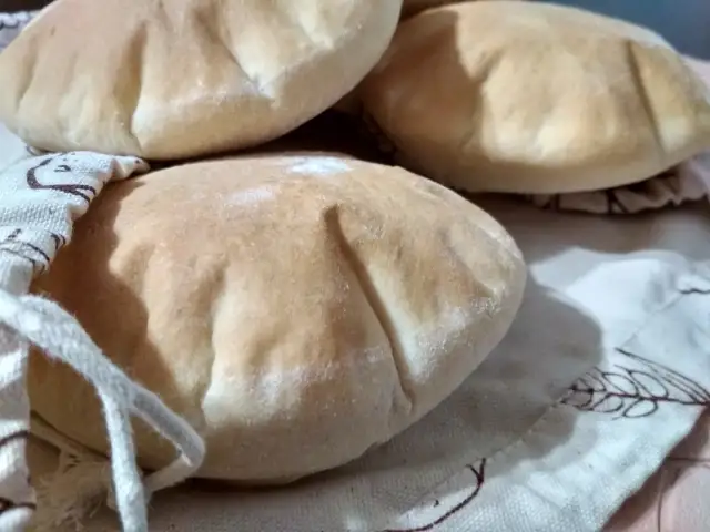 Chlebek Pita: Prosty Przepis na Domowe Bliskie Wschodnie Pieczywo