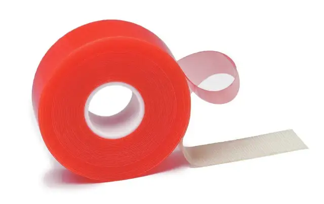 Rolka czerwonej taśmy dwustronnej, która może pomóc w rozwiązaniu problemu, jak usunąć taśmę dwustronną z okna.