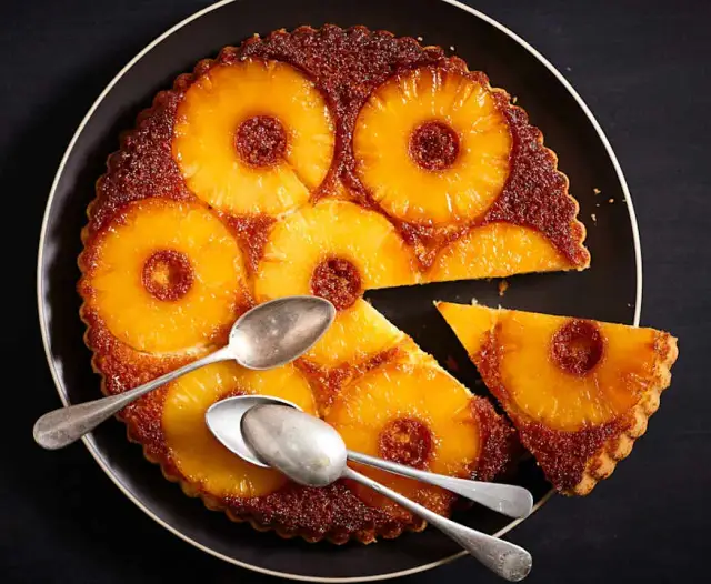 Prosty przepis na odwrócone ciasto ananasowe – zrób je bez błędów!