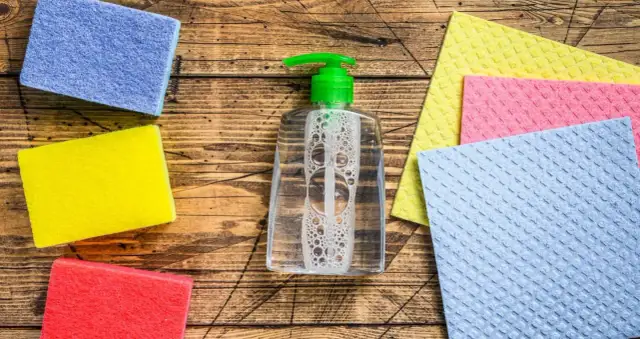 Jak usunąć plamę z podkładu? Sprawdzone sposoby na ratunek!