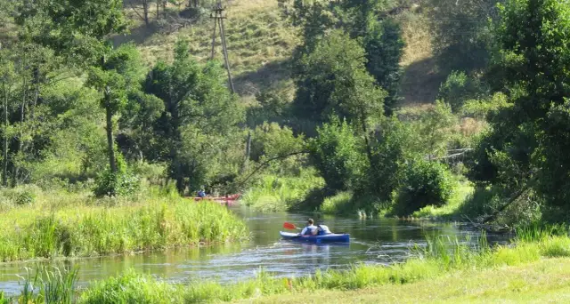 Jezioro Łąckie: piękne miejsce na wędkowanie i kajakowanie w Borach Tucholskich