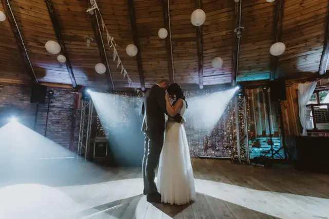 Fotograf czy kamerzysta na wesele? Jak podjąć najlepszą decyzję?