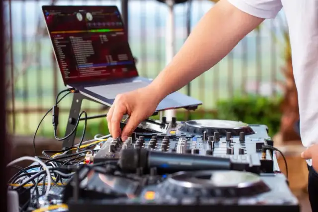 DJ czy zespół na wesele – co wybrać, aby uniknąć rozczarowania?