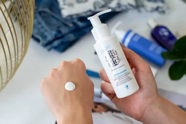 Czym zmywać makijaż? Skuteczny demakijaż dla każdej cery!