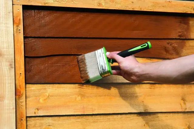 Czym malować drewno ogrodowe, aby uniknąć zniszczeń i poprawić wygląd?