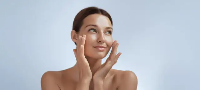 Jak działa kwas hialuronowy? Odkryj jego niezwykłe właściwości dla skóry