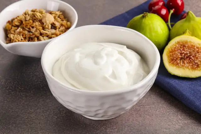 Ile kalorii ma jogurt grecki? Zaskakujące różnice w kaloryczności