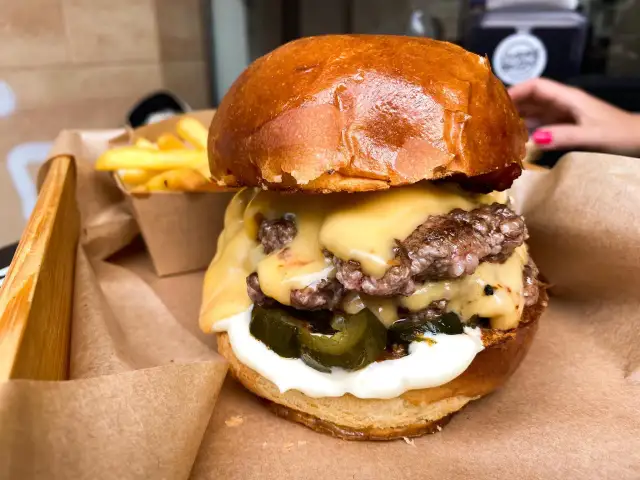 Idealny burger w domu: soczysty i chrupiący. Lepszy niż z knajpy!