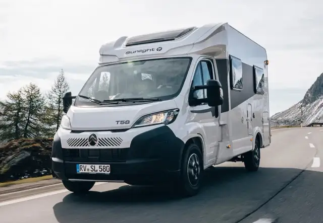 Zimowy wynajem kampera – czy to dobry pomysł? 5 argumentów na TAK, które zmienią Twoje podejście do podróży