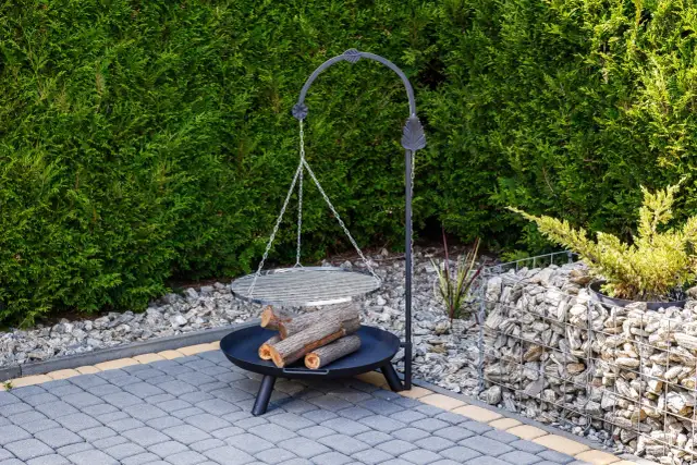 Grill na wysięgniku: Wybór, Budowa i Urok Grillowania nad Ogniem