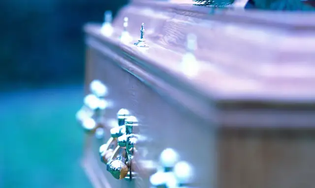 Kto ponosi koszty pogrzebu? Poznaj swoje obowiązki finansowe