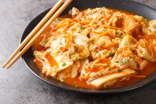Talerz z kimchi i pałeczkami.