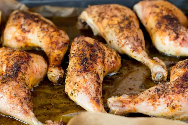 Ile piec udka z kurczaka? Czas i temperatura na soczyste mięso!